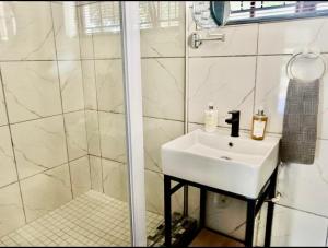 Ένα μπάνιο στο The Granny Flat +35 φωτογραφίες