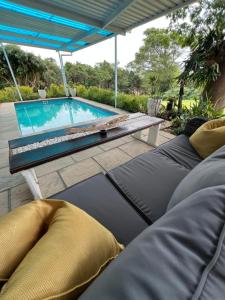 Bazén v ubytování The Granny Flat nebo v jeho okolí