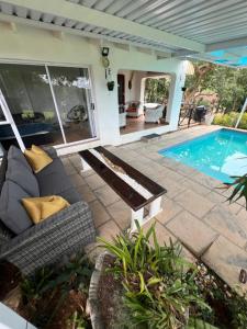 Bazén v ubytování The Granny Flat nebo v jeho okolí