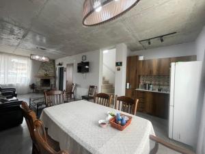 Η κουζίνα ή μικρή κουζίνα στο Twins Bakuriani +14 φωτογραφίες