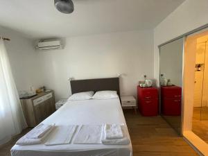 フヴァルにあるVilla Godinovicのベッドルーム(白いベッド1台、赤いキャビネット付)