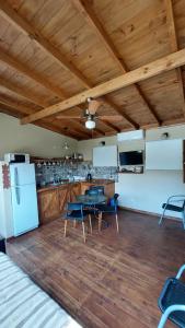 Η κουζίνα ή μικρή κουζίνα στο Cabañas SKY