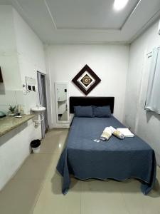 サンルイスにあるDurmaaquislzの枕が2つ置かれたベッドのある寝室