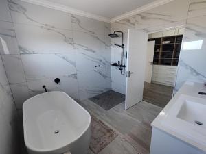 Koupelna v ubytování The Lion's Crest + 24 fotografií