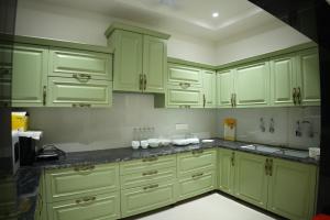 Kuchyň nebo kuchyňský kout v ubytování Kaayanaat Villa