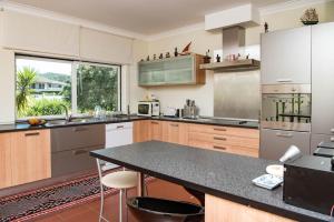 eine große Küche mit Arbeitsplatte und Tisch in der Unterkunft Casa Carvalho de Bouça, Moreira Monção 