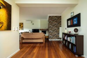 ein Wohnzimmer mit einer Couch und einer Ziegelwand in der Unterkunft Casa Carvalho de Bouça, Moreira Monção 