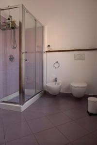 Koupelna v ubytování Casa Cedrus + 48 fotografií