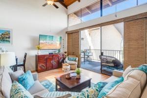基黑Kihei Alii Kai C405 · KAK C405 Updated 2BD Condo Across Beach w的客厅里有一张沙发和一张桌子。