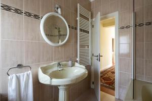 ein Badezimmer mit Waschbecken und Spiegel an der Wand in der Unterkunft Casa Carvalho de Bouça, Moreira Monção  + 53 Fotos