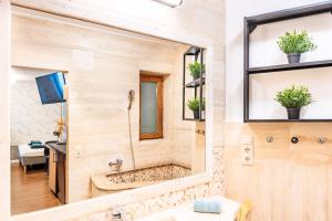 Et badeværelse på Stylish apartment with shared rooftop terrace jacuzzi MK2 + 32 billeder