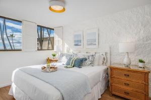 Postel nebo postele na pokoji v ubytování Kanai A Nalu 211 · KAN 211 Remodeled OceanFront 2BD for Whale Wa + 43 fotografií