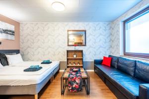 En eller flere senge i et værelse på Stylish apartment with shared rooftop terrace jacuzzi MK2