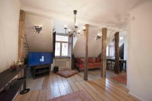 un salon avec une cheminée et une salle à manger dans l'établissement Luxury Moroccan, à Tallinn