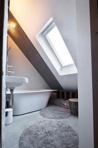 baño con lavabo y tragaluz en Luxury Moroccan, en Tallin