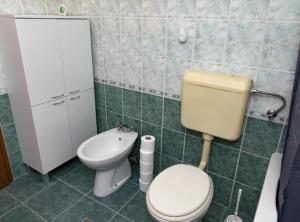 a bathroom with a toilet and a sink at Magic Dream Rooms in Darda