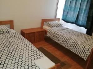 une chambre avec deux lits jumeaux dans une pièce dans l'établissement Lička Vodenica Rustical Oasis, à Modruš