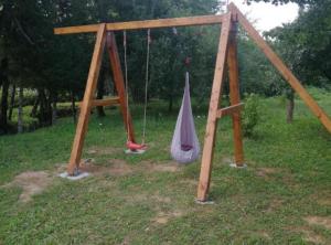 quelques swings dans un champ dans l'établissement Lička Vodenica Rustical Oasis, à Modruš