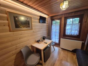 Una televisión o centro de entretenimiento en Wynajem Pokoi Gościnnych