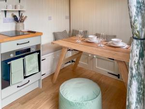 Kuchyň nebo kuchyňský kout v ubytování The Coop