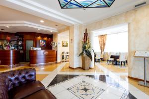 a lobby with a leather couch and a bar at Hotel Palm Beach B&B SEA VIEW in Rimini