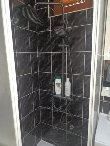 Koupelna v ubytování Stan na dan Ilicka + 21 fotografií