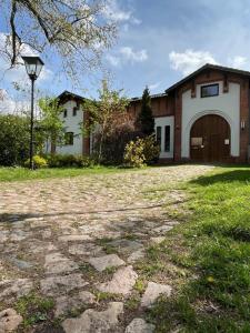 a house with a stone driveway in front of it at Gemütliche Ferienwohnung in Kuchelmiß mit Großem Garten in Kuchelmiß