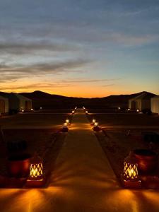 Východ nebo západ slunce při pohledu z luxury tent nebo okolí