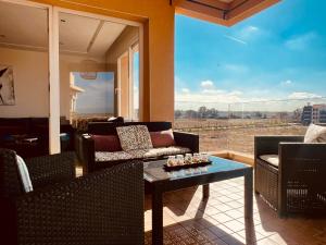 Posezení v ubytování Ocean Gem - Exclusive 2BR, Balcony Pool, Beach, Surf & Views