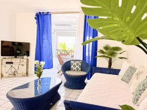 TV a/nebo společenská místnost v ubytování Bright duplex located in Anse Mitan