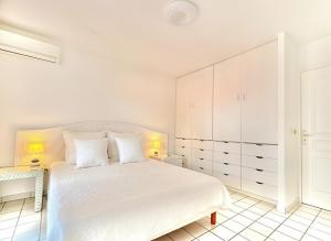 Postel nebo postele na pokoji v ubytování Bright duplex located in Anse Mitan + 10 fotografií