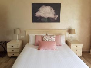 Ένα ή περισσότερα κρεβάτια σε δωμάτιο στο Cascina dei Fiori