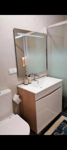 une salle de bain avec un lavabo, des toilettes et un miroir dans l'établissement Beautiful View - Arco da Calheta - Ilha da Madeira, à Arco da Calheta 14 autres photos