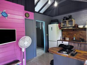 Η κουζίνα ή μικρή κουζίνα στο Bungalow totalement rénové, piscine à partager