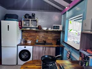 Η κουζίνα ή μικρή κουζίνα στο Bungalow totalement rénové, piscine à partager