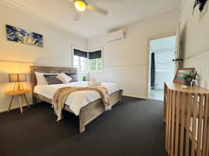 Cosy Cottage 4173 في بريزبين: غرفة نوم بها سرير كبير في الغرفة