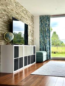 ein Wohnzimmer mit einem weißen Schrank und einem Fenster in der Unterkunft Dukes View -explore Haspengouw & surrounding towns in Zoutleeuw