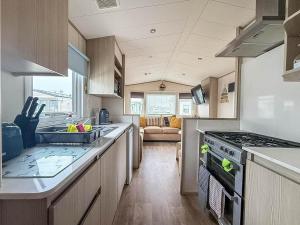 Köök või kööginurk majutusasutuses Great Dog Friendly Caravan At Golden Gate, Towyn In North Wales Ref 84536G