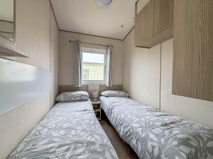 Voodi või voodid majutusasutuse Great Dog Friendly Caravan At Golden Gate, Towyn In North Wales Ref 84536G toas