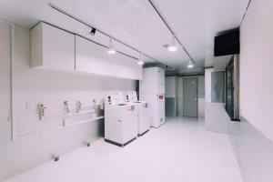 Kuchyň nebo kuchyňský kout v ubytování Stylish Minimalist Loft 2 & Gym in Namba Compact Studio 1 + 25 fotografií