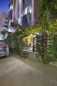 un banco sentado frente a un edificio en Hotel PALMVIEW RESIDENCY, en Vadodara