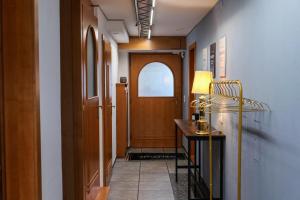 阿布特瑙Apartment Dachsteinblick Abtenau的走廊设有木门和桌子