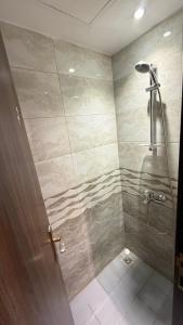 Un baño de اصول الجوهرة العزيزية توصيل مجاني الى الحرم Asoul Al Jawhara Al Azizia Free shuttle To Haram 34 fotos más