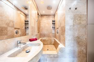 Ένα μπάνιο στο Spacious apartment with shared jacuzzi private terrace MK2