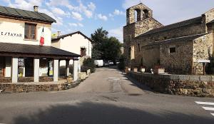 eine leere Straße neben einem alten Steingebäude in der Unterkunft Charmant appartement à Estavar de 70 m² in Estavar