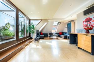 Μια τηλεόραση ή/και κέντρο ψυχαγωγίας στο Spacious apartment with shared jacuzzi private terrace MK2