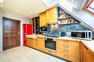 Η κουζίνα ή μικρή κουζίνα στο Spacious apartment with shared jacuzzi private terrace MK2