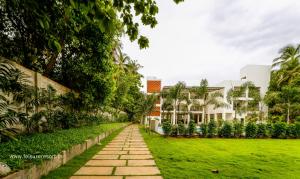 une passerelle devant un bâtiment dans l'établissement Leisure Resort, à Pondichéry