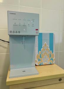 een doos die bovenop een plank naast een doos staat bij Amyra Suite Kuantan in Kuantan