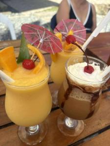 GuindulmanにあるDENTRISTOD Vacation Rentalのテーブルの上に3つの飲み物が置かれている +50枚の写真